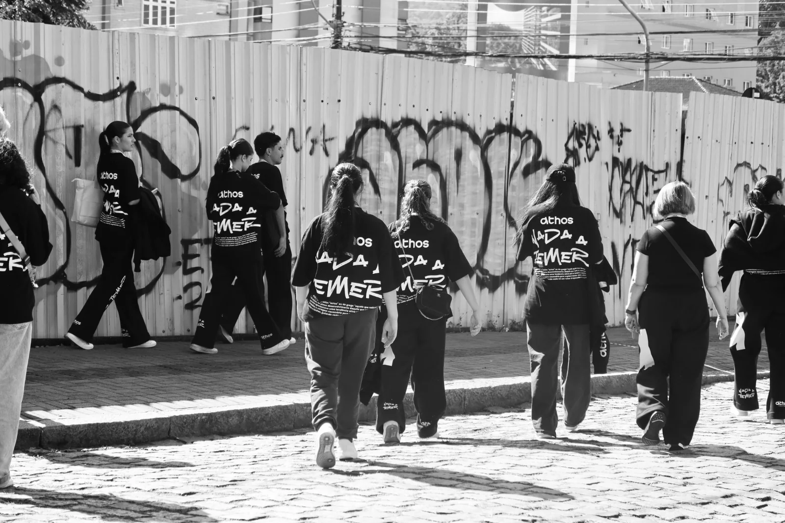 Bailarinos d'O ATHOS em movimento